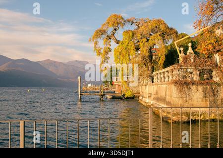 Villa am See und Herbstbäume am See Orta - Eine elegante Villa am See, umgeben von Herbstlaub am Ufer des Orta Sees. Stockfoto