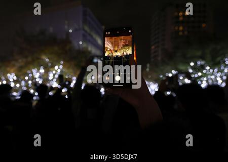 Besucher fotografieren die Winterbeleuchtung entlang der Keyakizaka Street in den Roppongi Hills in Tokio am 14. November 2025 in Japan. Etwa 800.000 LED-Leuchten „Snow & Blue“ beleuchten die 400 Meter lange Strecke bis zum 25. Dezember. Die Roppongi Hills sind auch während der Weihnachtszeit einer der beliebtesten Weihnachtsbeleuchtung in Tokio. Quelle: Rodrigo Reyes Marin/AFLO/Alamy Live News Stockfoto