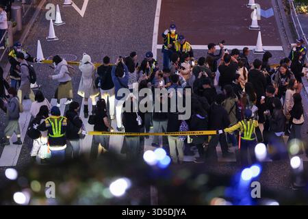 Besucher fotografieren die Winterbeleuchtung entlang der Keyakizaka Street in den Roppongi Hills in Tokio am 14. November 2025 in Japan. Etwa 800.000 LED-Leuchten „Snow & Blue“ beleuchten die 400 Meter lange Strecke bis zum 25. Dezember. Die Roppongi Hills sind auch während der Weihnachtszeit einer der beliebtesten Weihnachtsbeleuchtung in Tokio. Quelle: Rodrigo Reyes Marin/AFLO/Alamy Live News Stockfoto