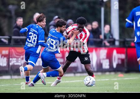 Rotterdam - Aymane Bais aus Jong Almere City, Alvaro Henry aus Jong Sparta Rotterdam während der dreizehnten Wettkampfrunde der Tweede divisie Saison 2025/2026. Das Spiel findet am 15. November 2025 im Sportpark Nieuw Terbregge in Rotterdam statt. (VK Sportphoto/Yannick Verhoeven) Stockfoto