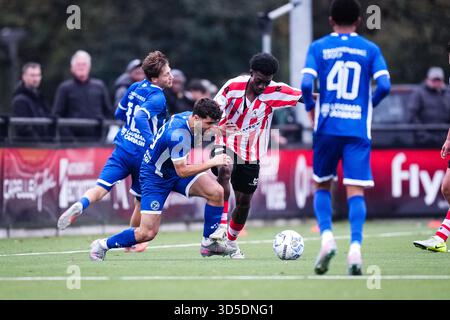 Rotterdam - Aymane Bais aus Jong Almere City, Alvaro Henry aus Jong Sparta Rotterdam während der dreizehnten Wettkampfrunde der Tweede divisie Saison 2025/2026. Das Spiel findet am 15. November 2025 im Sportpark Nieuw Terbregge in Rotterdam statt. (VK Sportphoto/Yannick Verhoeven) Stockfoto
