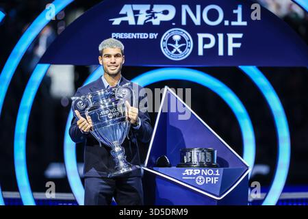 Turin, Italien. November 2025. Carlos Alcaraz aus Spanien hält die ATP World Nr.1 Trophy zum Jahresende 2025, die PIF am sechsten Tag des Nitto ATP Finals 2025 in der Inalpi Arena in Turin ausstellte Stockfoto