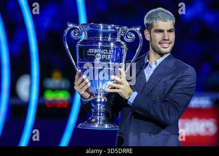 Turin, Italien. November 2025. Carlos Alcaraz aus Spanien hält die ATP World Nr.1 Trophy zum Jahresende 2025, die PIF am sechsten Tag des Nitto ATP Finals 2025 in der Inalpi Arena in Turin ausstellte Stockfoto