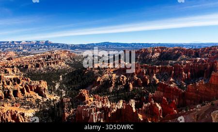 Farbenfrohe Schluchtlandschaft von Utah mit hohen Türmen, Kiefern und weiten Wüstenhorizonten. Bryce Canyon Nationalpark Stockfoto
