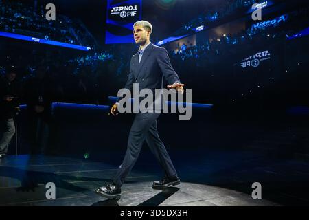 Turin, Italien. November 2025. Carlos Alcaraz aus Spanien hält die ATP World Nr.1 Trophy zum Jahresende 2025, die PIF am sechsten Tag des Nitto ATP Finals 2025 in der Inalpi Arena in Turin (Foto: Fabrizio Carabelli/SOPA Images/SIPA USA) ausgab. Credit: SIPA USA/Alamy Live News Stockfoto