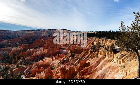 Farbenfrohe Klippen und Türme überblicken ein zerklüftetes Tal und erinnern an Einsamkeit und ausgedehnte Outdoor-Entdeckungen. Bryce Canyon Nationalpark Stockfoto