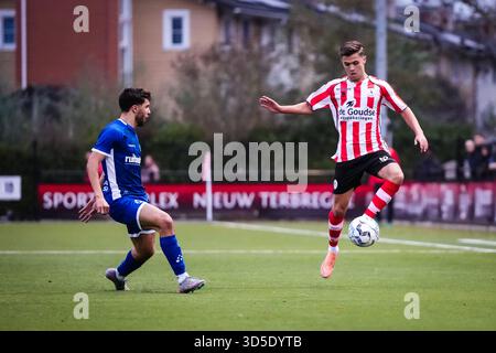 Rotterdam - Aymane Bais aus Jong Almere City, Mike Kleijn aus Jong Sparta Rotterdam während der dreizehnten Wettkampfrunde der Tweede divisie Saison 2025/2026. Das Spiel findet am 15. November 2025 im Sportpark Nieuw Terbregge in Rotterdam statt. (VK Sportphoto/Yannick Verhoeven) Stockfoto