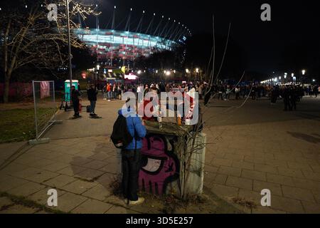 Warschau, Polen. November 2025. Fans trinken Wodka vor dem Qualifikationsspiel Polen-Niederlande in dieser Datei, die am 14. November 2025 in Warschau, Polen, aufgenommen wurde. Nach dem Spiel zwischen Polen und den Niederlanden verurteilte der Polski Zwi?zek Pi?KI No?nej (PZPN) nachdrücklich, dass während des Spiels bei der Warschauer PGE Narodowy Flares von der Tribüne geworfen wurden, und betonte, dass ein solches Verhalten inakzeptabel und illegal sei und dass die Sicherheit der Stadionumgebung ihre Priorität habe. (Foto: Jaap Arriens/SIPA USA) Credit: SIPA USA/Alamy Live News Stockfoto