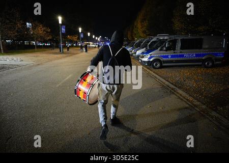 Warschau, Polen. November 2025. Ein Mann mit einer Trommel, die in den Farben des örtlichen Fußballvereins gemalt ist, ist auf diesem Foto zu sehen, das am 14. November 2025 in Warschau, Polen aufgenommen wurde. Nach dem Spiel zwischen Polen und den Niederlanden verurteilte der Polski Zwi?zek Pi?KI No?nej (PZPN) nachdrücklich, dass während des Spiels bei der Warschauer PGE Narodowy Flares von der Tribüne geworfen wurden, und betonte, dass ein solches Verhalten inakzeptabel und illegal sei und dass die Sicherheit der Stadionumgebung ihre Priorität habe. (Foto: Jaap Arriens/SIPA USA) Credit: SIPA USA/Alamy Live News Stockfoto