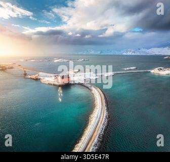 Aus der Vogelperspektive auf die Straße und Brücken, verschneite Inseln mit rotem Rrorbu Stockfoto