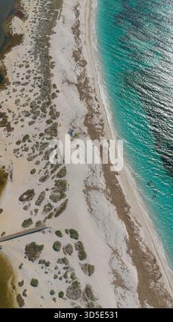 Mari Ermi Beach in Cabras mit weißem Quarzsand und türkisfarbenem Meer Stockfoto