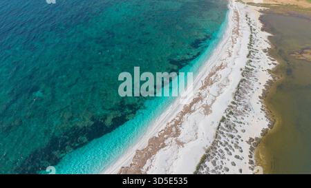 Mari Ermi Beach in Cabras mit weißem Quarzsand und türkisfarbenem Meer Stockfoto