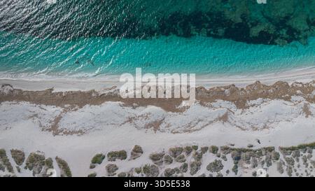 Mari Ermi Beach in Cabras mit weißem Quarzsand und türkisfarbenem Meer Stockfoto