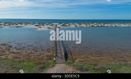 Mari Ermi Beach in Cabras mit weißem Quarzsand und türkisfarbenem Meer Stockfoto