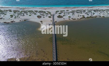 Mari Ermi Beach in Cabras mit weißem Quarzsand und türkisfarbenem Meer Stockfoto