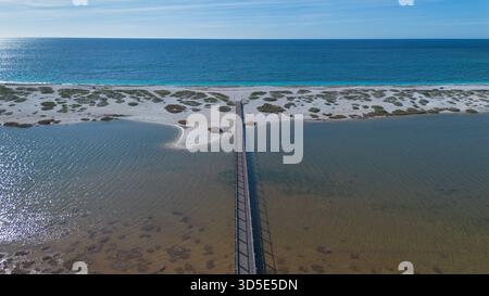 Mari Ermi Beach in Cabras mit weißem Quarzsand und türkisfarbenem Meer Stockfoto
