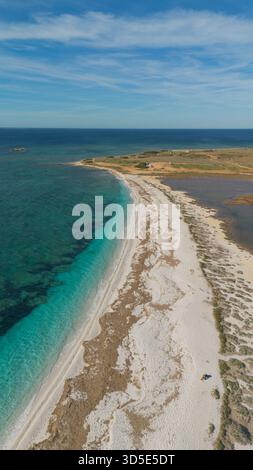 Mari Ermi Beach in Cabras mit weißem Quarzsand und türkisfarbenem Meer Stockfoto