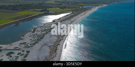 Mari Ermi Beach in Cabras mit weißem Quarzsand und türkisfarbenem Meer Stockfoto