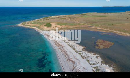 Mari Ermi Beach in Cabras mit weißem Quarzsand und türkisfarbenem Meer Stockfoto