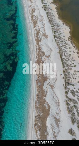Mari Ermi Beach in Cabras mit weißem Quarzsand und türkisfarbenem Meer Stockfoto