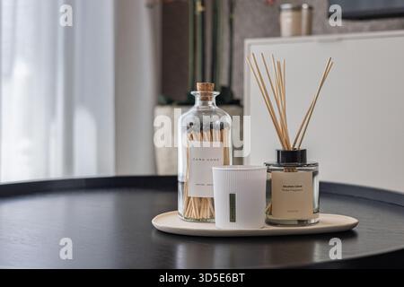 Elegantes Duftdisplay mit Kerze, Matchglas und Schilfdiffusor auf Tablett Stockfoto