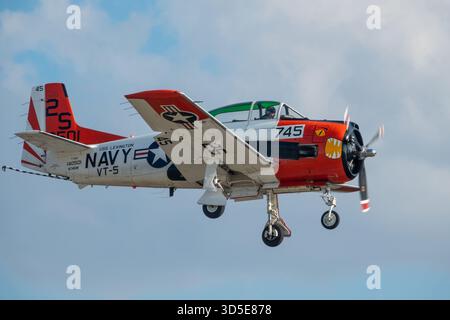 MONROE, NC (USA) – 9. November 2025: T-28 Trojaner bereiten sich auf die Landung vor, wobei das Fahrwerk auf der Warbirds Over Monroe Air Show eingesetzt wird. Stockfoto