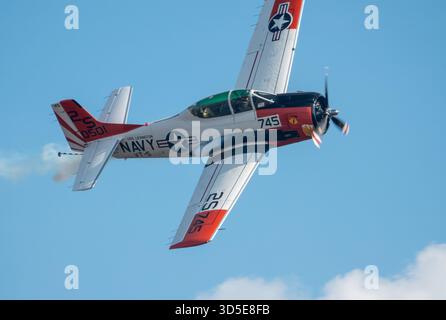 MONROE, NC (USA) - 9. November 2025: T-28 Trojaner fliegen auf der Warbirds Over Monroe Air Show. Stockfoto