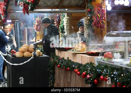 Traditioneller ungarischer Eintopf und Gulaschsuppe, serviert in einem Brötchen an einem Weihnachtsmarkt in Budapest, Ungarn Stockfoto