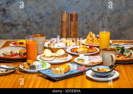 Luxuriöses Frühstücksbuffet auf Holztisch mit frischen Speisen Stockfoto