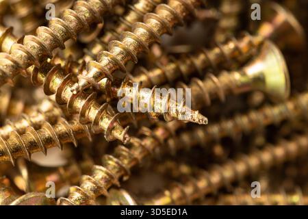 Textur eines Haufens Holzschrauben, Vollbild-Makro Stockfoto