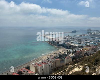 Ein Hochwinkelblick auf die Küste in Alicante, Spanien, mit türkisfarbenem Mittelmeer, Sandstränden und Gebäuden am Meer. Stockfoto