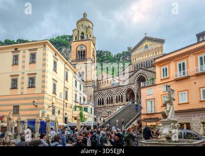 Amalfi, Italien - 25. Oktober 2025: Blick auf die Kathedrale und die Stufen, die von der Piazza del Duomo zur Kirche führen. Stockfoto