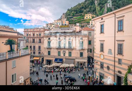 Blick aus einem hohen Winkel auf die Piazza del Duomo (oder den Domplatz), das Herz von Amalfi, in Süditalien Stockfoto