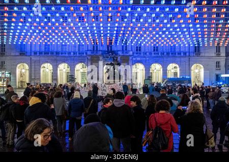 Torino, Italien. November 2025. Protesta per la casa davanti a Palazzo Civico presso Piazza Palazzo di Città a Torino, Italia - Cronaca - Sabato 15 Novembre 2025 - (Foto Giacomo Longo/LaPresse) Protest für die Unterbringung vor dem Palazzo Civico auf der Piazza Palazzo di Città in Turin, Italien - Nachrichten - Samstag, 15. November 2025 - (Foto Giacomo Longo/LaPresse) Credit: LaPresse/Alamy Live News Stockfoto