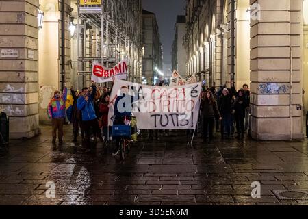 Torino, Italien. November 2025. Protesta per la casa davanti a Palazzo Civico presso Piazza Palazzo di Città a Torino, Italia - Cronaca - Sabato 15 Novembre 2025 - (Foto Giacomo Longo/LaPresse) Protest für die Unterbringung vor dem Palazzo Civico auf der Piazza Palazzo di Città in Turin, Italien - Nachrichten - Samstag, 15. November 2025 - (Foto Giacomo Longo/LaPresse) Credit: LaPresse/Alamy Live News Stockfoto