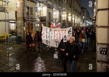 Torino, Italien. November 2025. Protesta per la casa davanti a Palazzo Civico presso Piazza Palazzo di Città a Torino, Italia - Cronaca - Sabato 15 Novembre 2025 - (Foto Giacomo Longo/LaPresse) Protest für die Unterbringung vor dem Palazzo Civico auf der Piazza Palazzo di Città in Turin, Italien - Nachrichten - Samstag, 15. November 2025 - (Foto Giacomo Longo/LaPresse) Credit: LaPresse/Alamy Live News Stockfoto