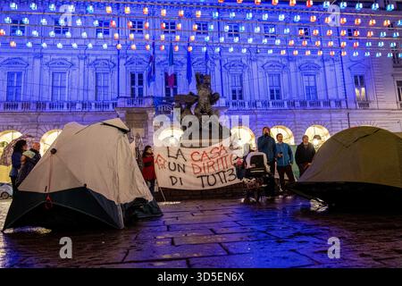 Torino, Italien. November 2025. Protesta per la casa davanti a Palazzo Civico presso Piazza Palazzo di Città a Torino, Italia - Cronaca - Sabato 15 Novembre 2025 - (Foto Giacomo Longo/LaPresse) Protest für die Unterbringung vor dem Palazzo Civico auf der Piazza Palazzo di Città in Turin, Italien - Nachrichten - Samstag, 15. November 2025 - (Foto Giacomo Longo/LaPresse) Credit: LaPresse/Alamy Live News Stockfoto