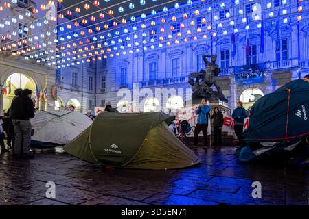 Torino, Italien. November 2025. Protesta per la casa davanti a Palazzo Civico presso Piazza Palazzo di Città a Torino, Italia - Cronaca - Sabato 15 Novembre 2025 - (Foto Giacomo Longo/LaPresse) Protest für die Unterbringung vor dem Palazzo Civico auf der Piazza Palazzo di Città in Turin, Italien - Nachrichten - Samstag, 15. November 2025 - (Foto Giacomo Longo/LaPresse) Credit: LaPresse/Alamy Live News Stockfoto