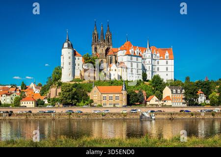 Blick auf die historische Altstadt Meissen mit Schlossberg, Dom, Albrechtsburg und Elbe Stockfoto