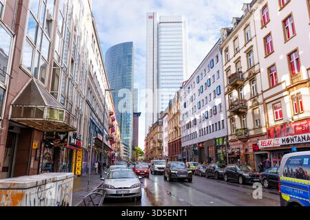 Frankfurt, Deutschland - 21. Oktober 2025: Geschäftige Innenstadt von Frankfurt, Deutschland, Straßenszene mit traditionellen europäischen Fassaden im Kontrast zum modernen Himmel Stockfoto