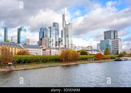 Frankfurt, Deutschland - 21. Oktober 2025: Weitläufiger Blick auf Frankfurt, mit Blick auf zeitgenössische Wolkenkratzer und historische Gebäude Stockfoto