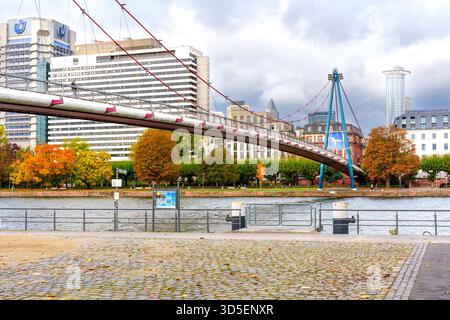Frankfurt, Deutschland - 21. Oktober 2025: Städtische Fußgängerbrücke, die den Main überspannt und das Intercontinental Hotel sichtbar macht Stockfoto