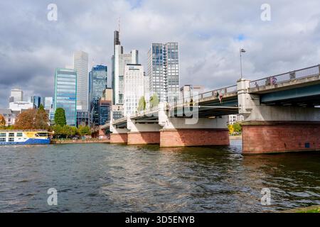 Frankfurt, Deutschland - 21. Oktober 2025: Architektonischer blick auf Frankfurt, das prominente Finanzhochhaus und den Main hervorhebt Stockfoto
