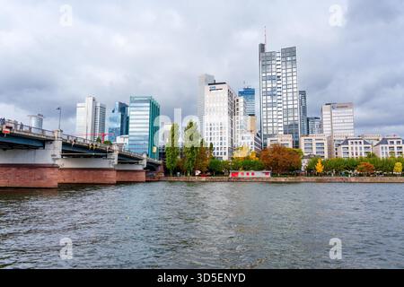 Frankfurt, Deutschland - 21. Oktober 2025: Die Skyline von Frankfurt, vom Main aus gesehen, zeigt einen modernen Hochhausarchitekten Stockfoto
