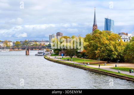 Frankfurt, Deutschland - 21. Oktober 2025: Frankfurt, Deutschland, Flusspanorama mit Holbeinsteg-Brückenbau, herbstlicher Parklandschaft und Destillation Stockfoto