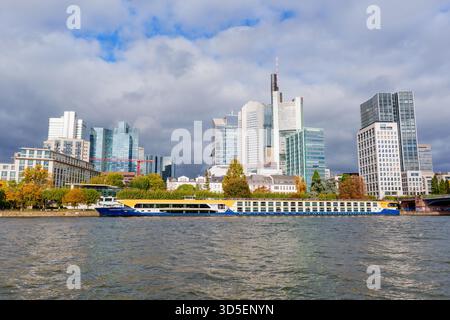 Frankfurt, Deutschland - 21. Oktober 2025: Panoramablick auf Frankfurt, Deutschland, mit seiner modernen Skyline entlang des Main mit einem markanten Fluss Stockfoto