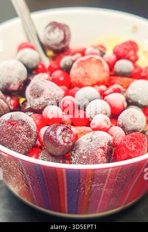 Gefrorene Beeren in der Frühstücksschale Stockfoto