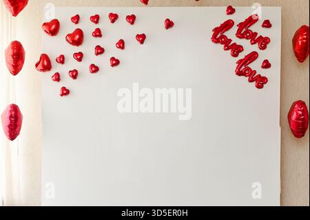 Rote Herzen, aufblasbare Herzballons auf einem weißen Banner im Raum. Festlicher abstrakter Hintergrund, perfekt für Hochzeit und valentinstag Stockfoto