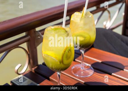 Kiwi Gin und Tonic Cocktail serviert in einem Glas auf einem Boot Stockfoto