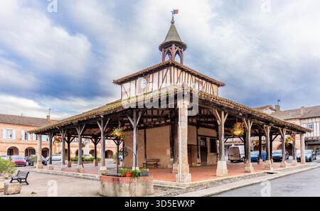 Alte mittelalterliche Markthalle im Dorf Köln in Gers, Occitanie, Frankreich. Stockfoto